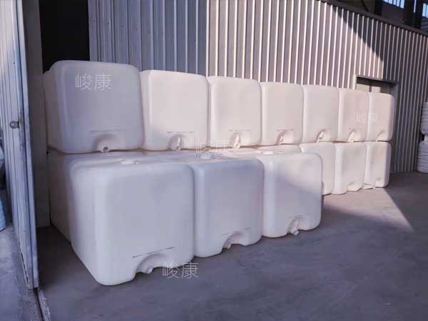 IBC吨桶在现代工业吨桶吹塑生产线中，有较好的生产效率